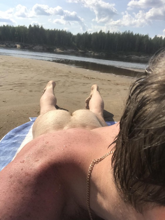 Нудисты занимаются сексом на пляже