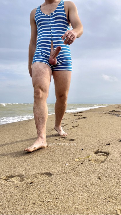 На пляже со стоячим членом (53 фото)