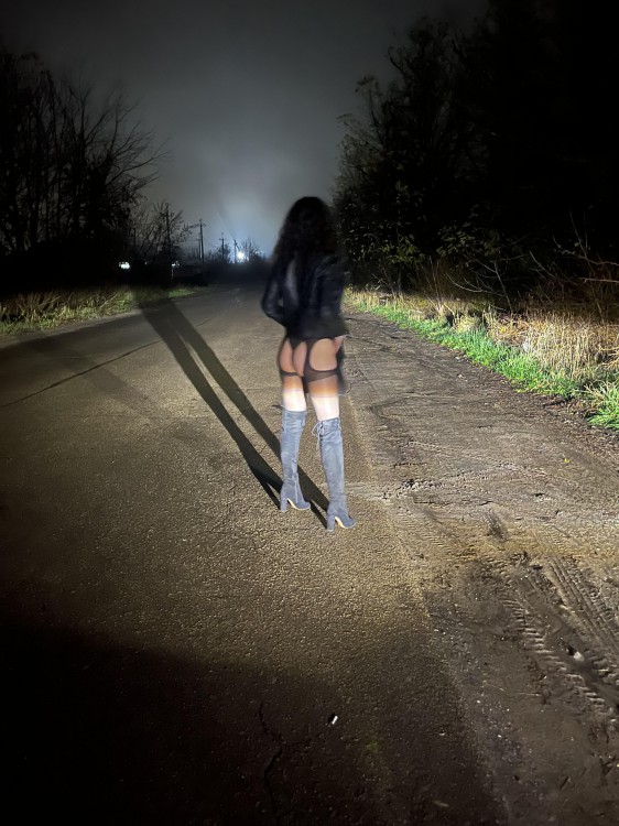 Дорогая проститутка ночью на трассе делает групповой минет