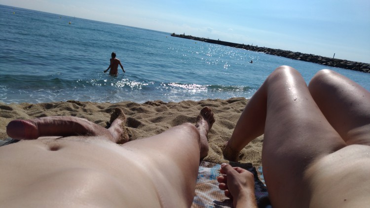 Голые девушки на пляже испании (76 фото)